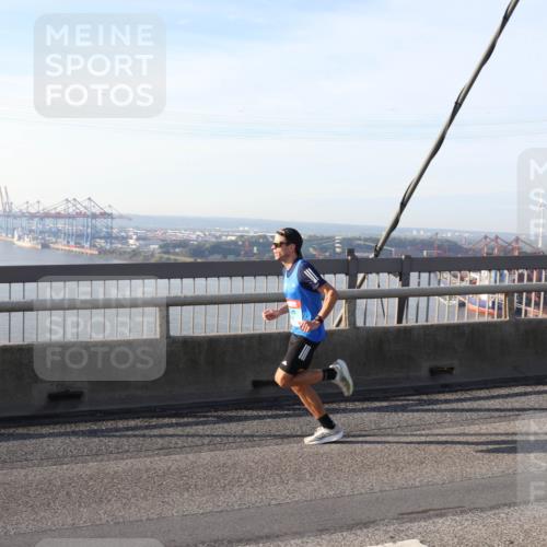 03.10.2025 - Köhlbrandbrückenlauf Julia Fischer http://msf.ph/oto/9003237 03.10.2025 09:29:06 Position 1  meine-sportfotos.de