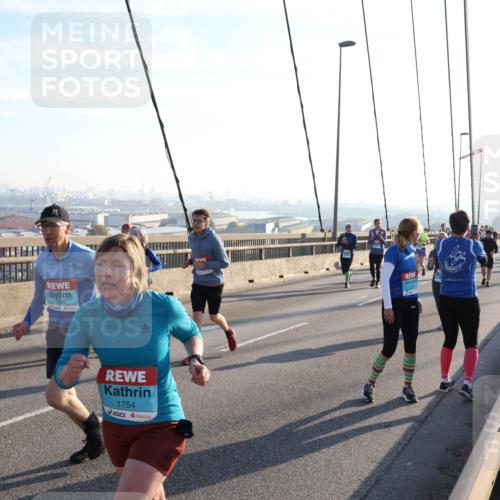 03.10.2025 - Köhlbrandbrückenlauf Julia Fischer http://msf.ph/oto/9003243 03.10.2025 09:29:07 Position 1 3124, 1754 meine-sportfotos.de