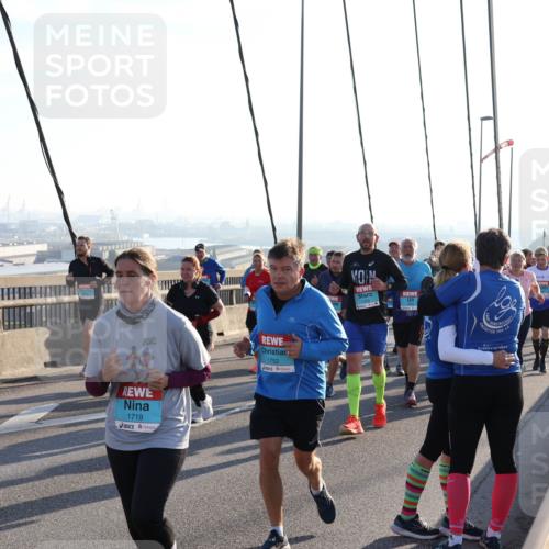 03.10.2025 - Köhlbrandbrückenlauf Julia Fischer http://msf.ph/oto/9003276 03.10.2025 09:29:18 Position 1 1752, 1719 meine-sportfotos.de