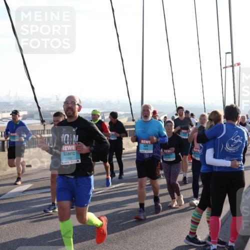 03.10.2025 - Köhlbrandbrückenlauf Julia Fischer http://msf.ph/oto/9003288 03.10.2025 09:29:19 Position 1 1807, 1282, 1809, 1986 meine-sportfotos.de