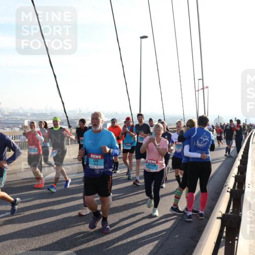 03.10.2025 - Köhlbrandbrückenlauf Julia Fischer http://msf.ph/oto/9003294 03.10.2025 09:29:21 Position 1 1809 meine-sportfotos.de
