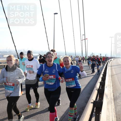 03.10.2025 - Köhlbrandbrückenlauf Julia Fischer http://msf.ph/oto/9003314 03.10.2025 09:29:24 Position 1 2670, 1831, 2206, 2207 meine-sportfotos.de