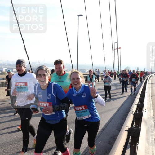 03.10.2025 - Köhlbrandbrückenlauf Julia Fischer http://msf.ph/oto/9003323 03.10.2025 09:29:24 Position 1 1831, 1947, 2207 meine-sportfotos.de