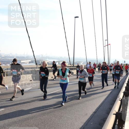 03.10.2025 - Köhlbrandbrückenlauf Julia Fischer http://msf.ph/oto/9003334 03.10.2025 09:29:26 Position 1  meine-sportfotos.de