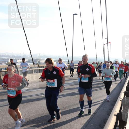 03.10.2025 - Köhlbrandbrückenlauf Julia Fischer http://msf.ph/oto/9003359 03.10.2025 09:29:29 Position 1 3310, 3407, 3405 meine-sportfotos.de