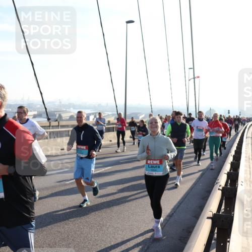 03.10.2025 - Köhlbrandbrückenlauf Julia Fischer http://msf.ph/oto/9003368 03.10.2025 09:29:30 Position 1 3405, 1954 meine-sportfotos.de