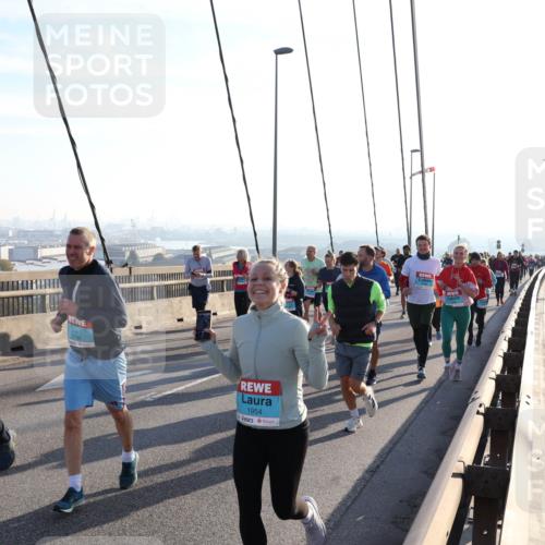 03.10.2025 - Köhlbrandbrückenlauf Julia Fischer http://msf.ph/oto/9003376 03.10.2025 09:29:31 Position 1 1954 meine-sportfotos.de
