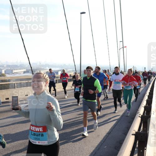 03.10.2025 - Köhlbrandbrückenlauf Julia Fischer http://msf.ph/oto/9003384 03.10.2025 09:29:31 Position 1 379, 1954 meine-sportfotos.de