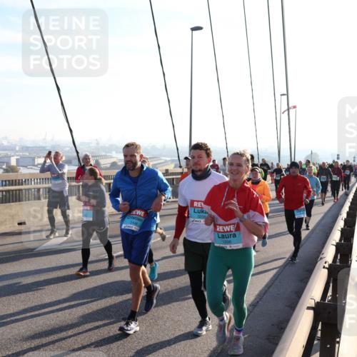 03.10.2025 - Köhlbrandbrückenlauf Julia Fischer http://msf.ph/oto/9003403 03.10.2025 09:29:33 Position 1 2448, 3208, 1206 meine-sportfotos.de