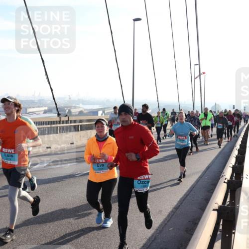 03.10.2025 - Köhlbrandbrückenlauf Julia Fischer http://msf.ph/oto/9003413 03.10.2025 09:29:34 Position 1 3214, 3213, 1994, 1891 meine-sportfotos.de