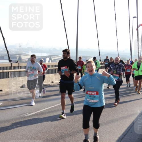 03.10.2025 - Köhlbrandbrückenlauf Julia Fischer http://msf.ph/oto/9003418 03.10.2025 09:29:35 Position 1 1737 meine-sportfotos.de