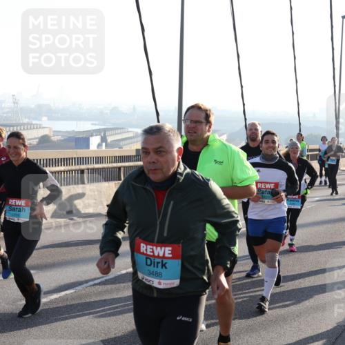 03.10.2025 - Köhlbrandbrückenlauf Julia Fischer http://msf.ph/oto/9003454 03.10.2025 09:29:39 Position 1 2724, 1868, 3488, 1820, 3843 meine-sportfotos.de