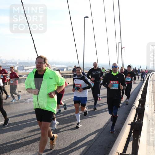 03.10.2025 - Köhlbrandbrückenlauf Julia Fischer http://msf.ph/oto/9003462 03.10.2025 09:29:41 Position 1  meine-sportfotos.de