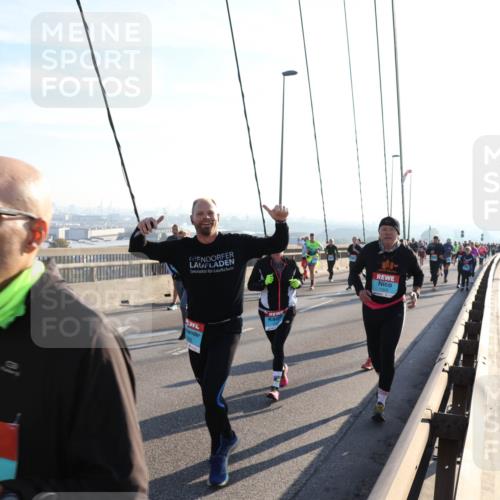 03.10.2025 - Köhlbrandbrückenlauf Julia Fischer http://msf.ph/oto/9003530 03.10.2025 09:29:42 Position 1 1329 meine-sportfotos.de