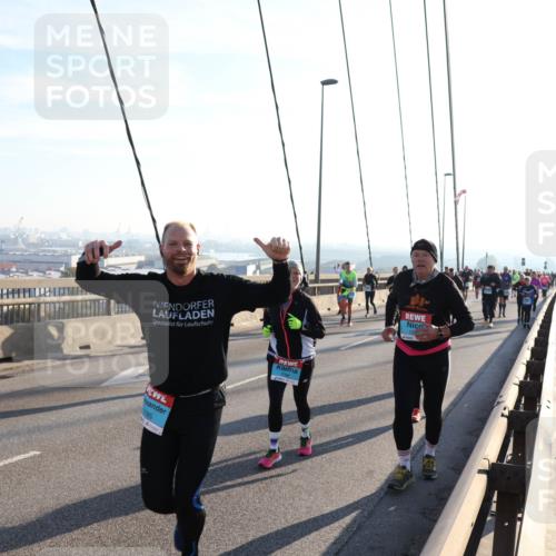 03.10.2025 - Köhlbrandbrückenlauf Julia Fischer http://msf.ph/oto/9003536 03.10.2025 09:29:42 Position 1 785 meine-sportfotos.de