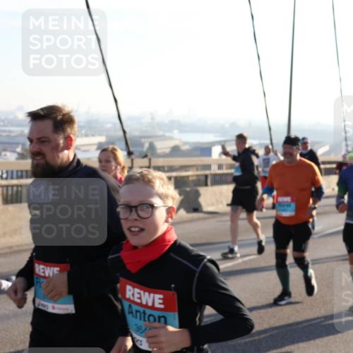 03.10.2025 - Köhlbrandbrückenlauf Julia Fischer http://msf.ph/oto/9003593 03.10.2025 09:29:50 Position 1 3842 meine-sportfotos.de