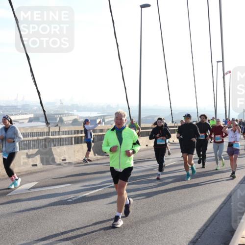 03.10.2025 - Köhlbrandbrückenlauf Julia Fischer http://msf.ph/oto/9003638 03.10.2025 09:29:59 Position 1  meine-sportfotos.de