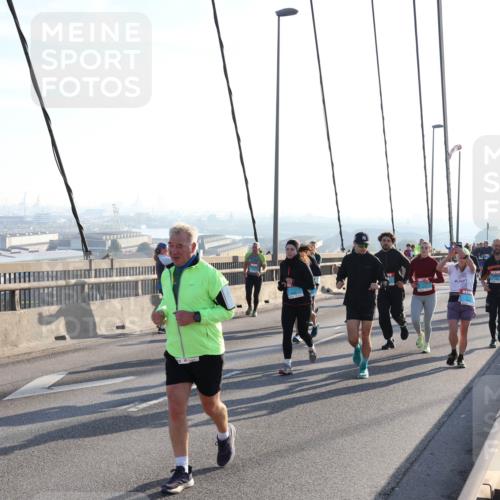 03.10.2025 - Köhlbrandbrückenlauf Julia Fischer http://msf.ph/oto/9003648 03.10.2025 09:29:59 Position 1  meine-sportfotos.de