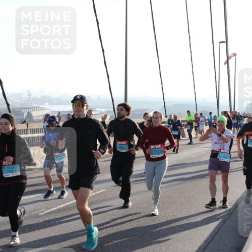 03.10.2025 - Köhlbrandbrückenlauf Julia Fischer http://msf.ph/oto/9003663 03.10.2025 09:30:01 Position 1 3792, 3816, 3833, 1925 meine-sportfotos.de