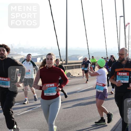 03.10.2025 - Köhlbrandbrückenlauf Julia Fischer http://msf.ph/oto/9003671 03.10.2025 09:30:03 Position 1 3725, 3816, 3833, 1925 meine-sportfotos.de