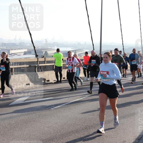 03.10.2025 - Köhlbrandbrückenlauf Julia Fischer http://msf.ph/oto/9003751 03.10.2025 09:30:22 Position 1 3668 meine-sportfotos.de