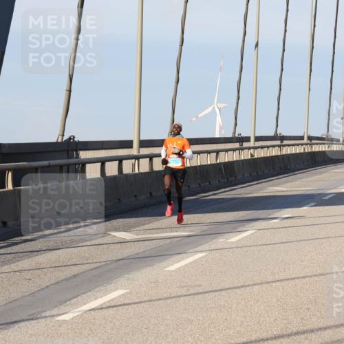 03.10.2025 - Köhlbrandbrückenlauf Julia Fischer http://msf.ph/oto/9003922 03.10.2025 09:30:51 Position 1  meine-sportfotos.de