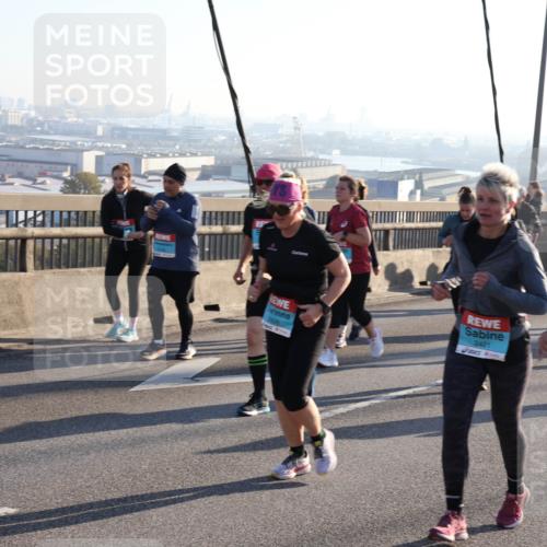 03.10.2025 - Köhlbrandbrückenlauf Julia Fischer http://msf.ph/oto/9003965 03.10.2025 09:31:03 Position 1 2421, 3676 meine-sportfotos.de