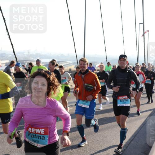 03.10.2025 - Köhlbrandbrückenlauf Julia Fischer http://msf.ph/oto/9003996 03.10.2025 09:31:10 Position 1 619, 1629, 3281, 1031 meine-sportfotos.de