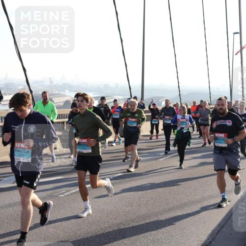 03.10.2025 - Köhlbrandbrückenlauf Julia Fischer http://msf.ph/oto/9004061 03.10.2025 09:31:15 Position 1 1725 meine-sportfotos.de