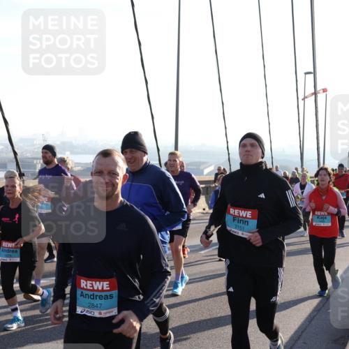 03.10.2025 - Köhlbrandbrückenlauf Julia Fischer http://msf.ph/oto/9004106 03.10.2025 09:31:22 Position 1 1978, 2847, 2151 meine-sportfotos.de