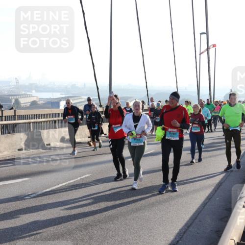 03.10.2025 - Köhlbrandbrückenlauf Julia Fischer http://msf.ph/oto/9004133 03.10.2025 09:31:26 Position 1  meine-sportfotos.de