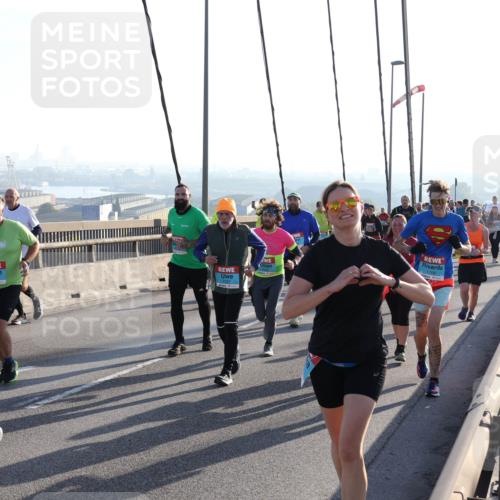 03.10.2025 - Köhlbrandbrückenlauf Julia Fischer http://msf.ph/oto/9004171 03.10.2025 09:31:33 Position 1 2270, 1709 meine-sportfotos.de