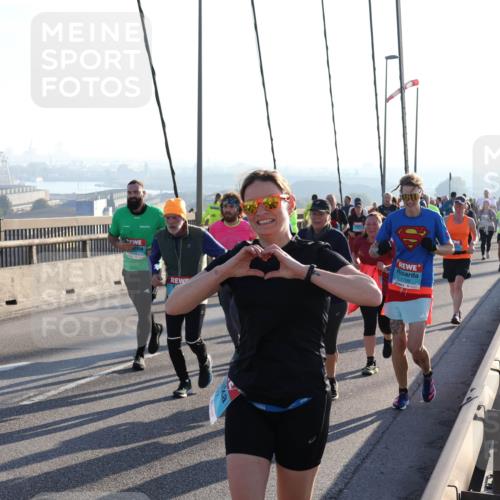 03.10.2025 - Köhlbrandbrückenlauf Julia Fischer http://msf.ph/oto/9004182 03.10.2025 09:31:33 Position 1 1709 meine-sportfotos.de