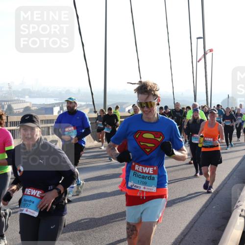 03.10.2025 - Köhlbrandbrückenlauf Julia Fischer http://msf.ph/oto/9004189 03.10.2025 09:31:35 Position 1 2209, 3737, 1709 meine-sportfotos.de