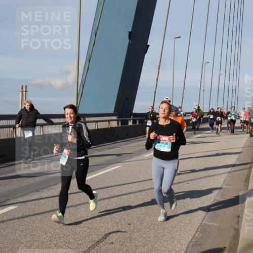 03.10.2025 - Köhlbrandbrückenlauf Julia Fischer http://msf.ph/oto/9004239 03.10.2025 09:48:03 Position 2 3711 meine-sportfotos.de