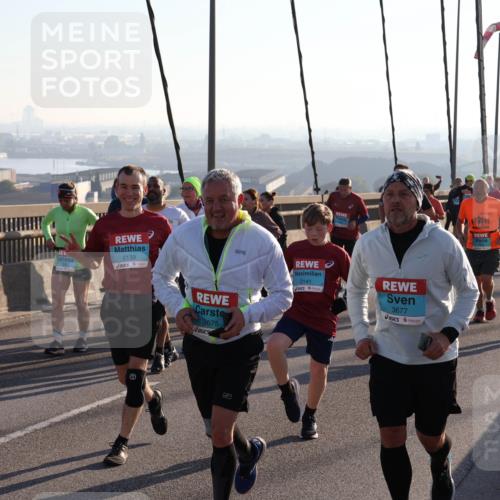 03.10.2025 - Köhlbrandbrückenlauf Julia Fischer http://msf.ph/oto/9004352 03.10.2025 09:32:27 Position 1 2139, 3675, 2141, 3677 meine-sportfotos.de