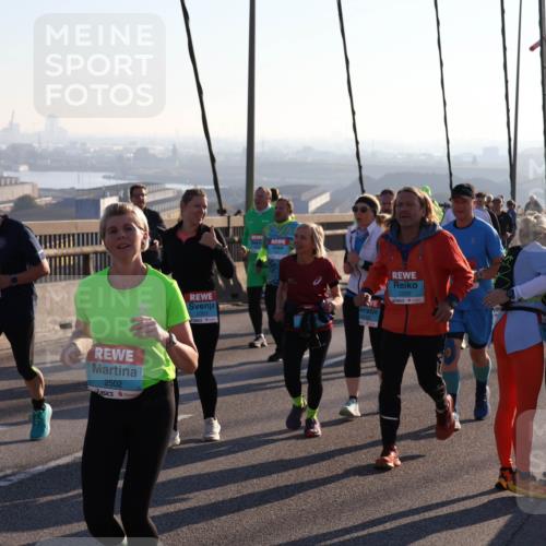 03.10.2025 - Köhlbrandbrückenlauf Julia Fischer http://msf.ph/oto/9004366 03.10.2025 09:32:40 Position 1 1, 1908, 2502, 2350 meine-sportfotos.de