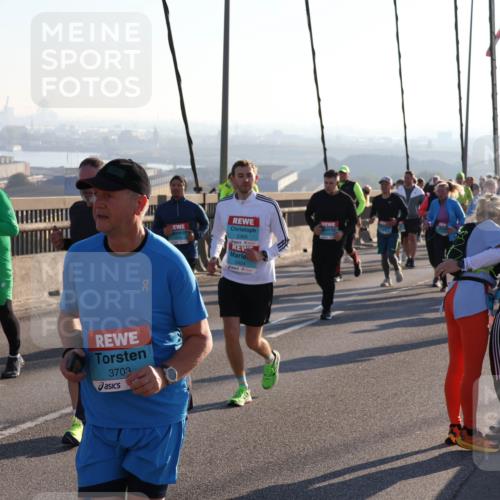 03.10.2025 - Köhlbrandbrückenlauf Julia Fischer http://msf.ph/oto/9004410 03.10.2025 09:32:42 Position 1 32, 3703, 2368, 2454 meine-sportfotos.de