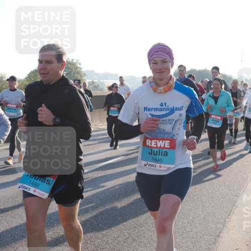 03.10.2025 - Köhlbrandbrückenlauf Fabian Wolf http://msf.ph/oto/9006107 03.10.2025 09:19:31 Position 3 361, 109, 1492, 41, 2012, 1, 1, 1640 meine-sportfotos.de