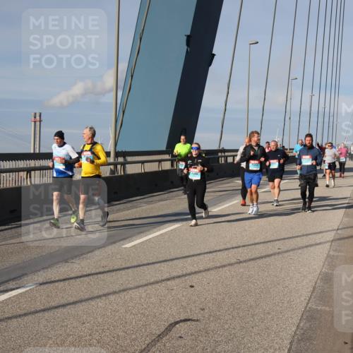 03.10.2025 - Köhlbrandbrückenlauf Julia Fischer http://msf.ph/oto/9006141 03.10.2025 09:54:38 Position 2  meine-sportfotos.de
