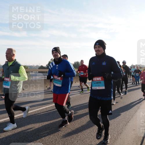 03.10.2025 - Köhlbrandbrückenlauf Fabian Wolf http://msf.ph/oto/9013426 03.10.2025 09:23:58 Position 3 3120, 3121, 3119 meine-sportfotos.de