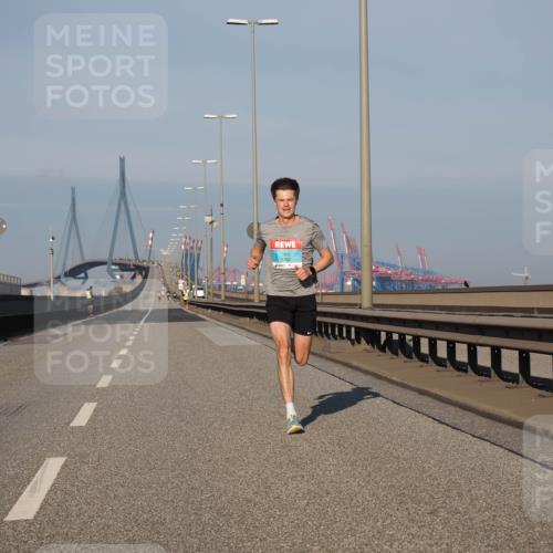 03.10.2025 - Köhlbrandbrückenlauf Fabian Wolf http://msf.ph/oto/9021316 03.10.2025 09:34:41 Position 3 8782 meine-sportfotos.de