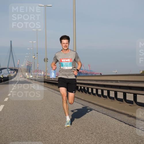 03.10.2025 - Köhlbrandbrückenlauf Fabian Wolf http://msf.ph/oto/9021331 03.10.2025 09:34:42 Position 3 3, 3782 meine-sportfotos.de
