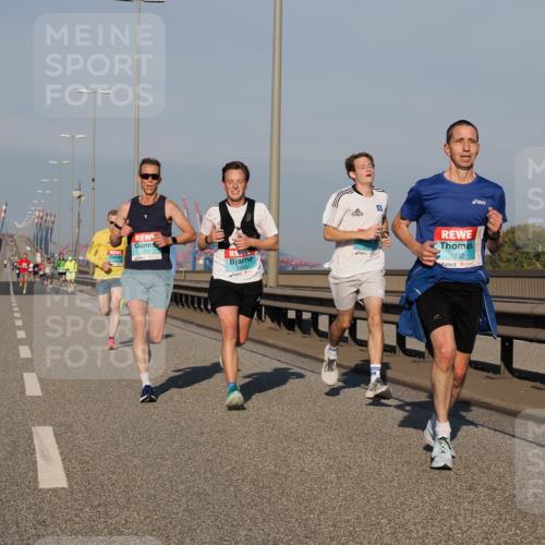 03.10.2025 - Köhlbrandbrückenlauf Fabian Wolf http://msf.ph/oto/9022804 03.10.2025 09:38:54 Position 3 1017, 3153, 1032 meine-sportfotos.de