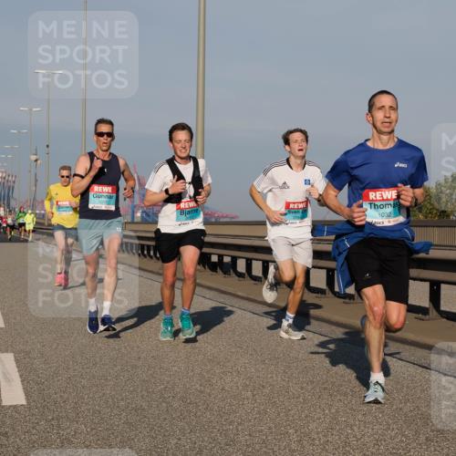 03.10.2025 - Köhlbrandbrückenlauf Fabian Wolf http://msf.ph/oto/9022810 03.10.2025 09:38:54 Position 3 1017, 3153, 3154, 1032 meine-sportfotos.de