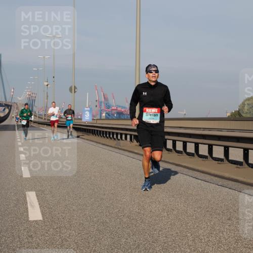 03.10.2025 - Köhlbrandbrückenlauf Fabian Wolf http://msf.ph/oto/9023321 03.10.2025 09:39:25 Position 3 1, 3, 1034 meine-sportfotos.de