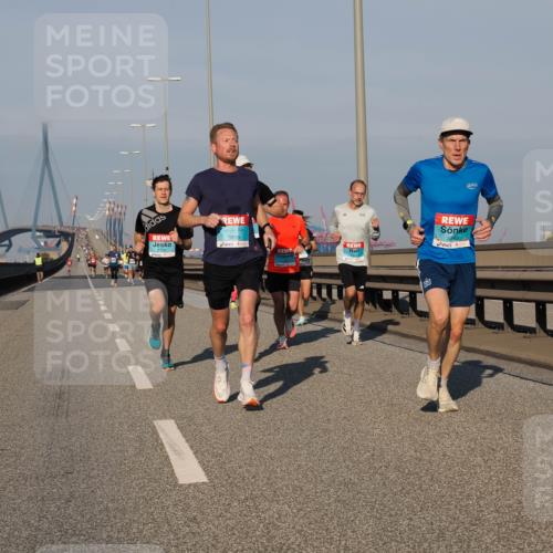 03.10.2025 - Köhlbrandbrückenlauf Fabian Wolf http://msf.ph/oto/9023935 03.10.2025 09:40:03 Position 3 2722, 3809, 3248 meine-sportfotos.de