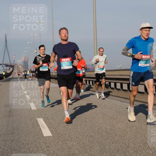 03.10.2025 - Köhlbrandbrückenlauf Fabian Wolf http://msf.ph/oto/9023947 03.10.2025 09:40:03 Position 3 2722, 3809, 3248 meine-sportfotos.de