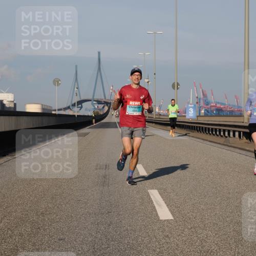 03.10.2025 - Köhlbrandbrückenlauf Fabian Wolf http://msf.ph/oto/9024570 03.10.2025 09:40:39 Position 3 1035, 3, 3704 meine-sportfotos.de