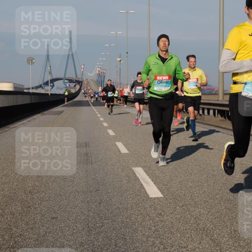 03.10.2025 - Köhlbrandbrückenlauf Fabian Wolf http://msf.ph/oto/9028400 03.10.2025 09:43:45 Position 3 1010, 3332, 3136 meine-sportfotos.de